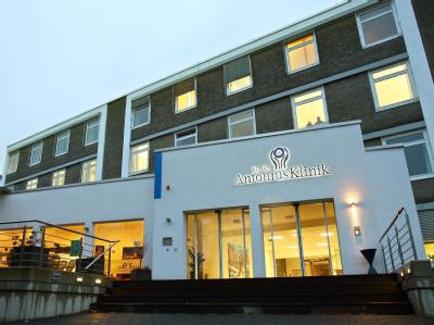 Die Antonius-Klinik in Wegberg bei Heinsberg: Der ehemalige Krankenhaus-Chef ist zu 15 Monaten Haft auf Bewährung verurteilt worden. Antonius-Klinik in Wegberg