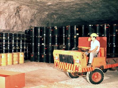 Fässer mit radioaktivem Müll im einsturzgefährdeten Atommülllager Asse. Undichtes Atomlager Asse