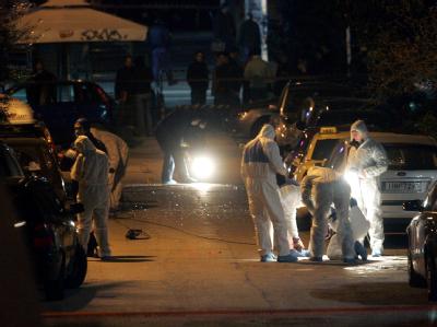 Griechische Antiterror-Einheiten untersuchen den Ort des Bombenanschlags in Athen. Bombenanschlag in Athen