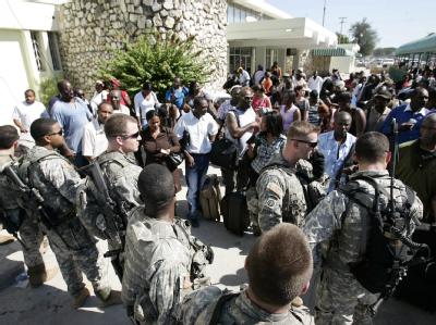 US-Soldaten kontrollieren den Eingang des Flughafens von Port-au-Prince. US-Soldaten kontrollieren Flughafen