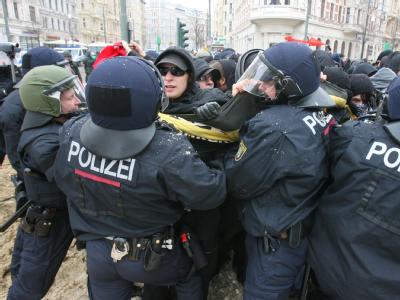 Die Polizei hält linke Demonstranten davon ab, zum Aufmarsch der Rechtsextremen vorzudringen. Demonstration in Magdeburg