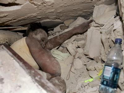 Diese Frau wurde nach 82 Stunden unter den Trümmern lebend geborgen. Frau lebend geborgen