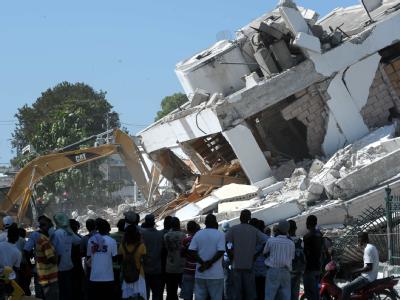 Ausländische Helfer räumen in Port-au-Prince mit schwerem Gerät die Trümmer. Trümmer-Beseitigung