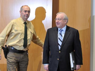 Der angeklagte Waffenlobbyist Karlheinz Schreiber wird im Strafjustizzentrum Augsburg in den Sitzungssaal geführt. Schreiber vor Gericht
