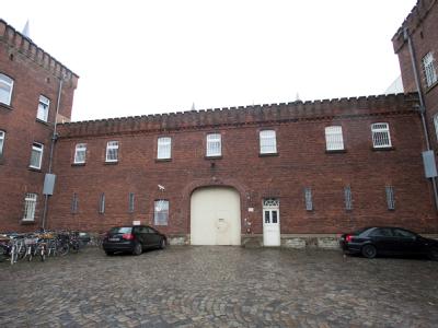 Blick auf den Eingangsbereich der Justizvollzugsanstalt (JVA) in Münster, aus der zwei Häftlinge fliehen konnten. JVA Münster