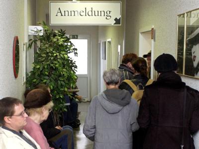 Patienten warten in einer Arztpraxis in Frankfurt (Oder) auf ihre Untersuchung. Arztpraxis