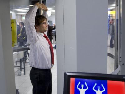 Ein Reisender hält bei der Sicherheitskontrolle am Flughafen Schiphol in Amsterdam seine Arm hoch. (Archivfoto) Sicherheitskontrolle