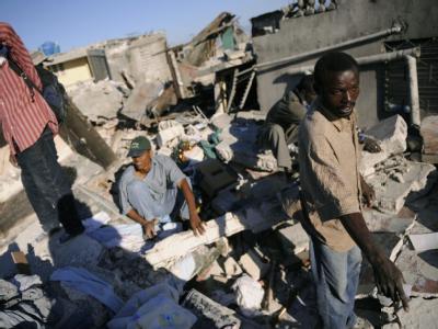 Vier Wochen nach dem Erdbeben in Haiti ist ein Überlebender aus den Trümmern eines eingestürzten Gebäudes geborgen worden (Symbolbild). Ruine