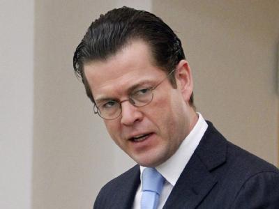Verteidigungsminister zu Guttenberg ist in der schwierigen Lage, zugleich die Bedenken der Militärs sowie die politische Gewichtung auf mehr zivile Hilfe in Afghanistan zu beachten. Guttenberg