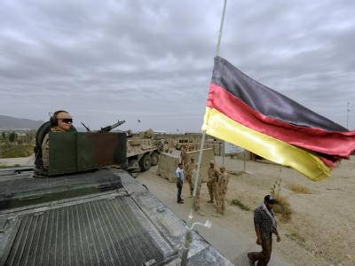 Bundeswehrsoldaten sichern in Afghanistan einen Konvoi ab. Bundeswehr in Afghanistan