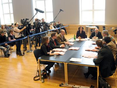 Unter Beobachtung zählen die Mitglieder des Landeswahlausschusses Stimmzettel von der schleswig-holsteinischen Landtagswahl nach. Stimmen-Nachzählung in Kiel