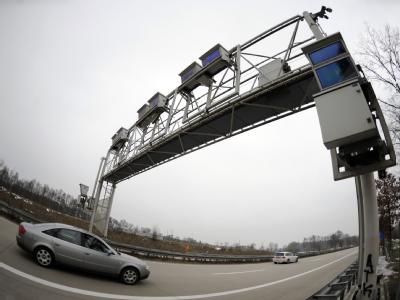 Ein Personenwagen fährt unter einer Maut-Brücke für LKW hindurch. (Symbolbild) Pkw-Maut