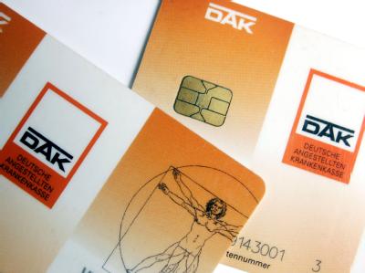 Die DAK hat angekündigt, von Februar an acht Euro mehr zu kassieren. Auch andere Kassen wollen Zusatzbeiträge erheben. DAK-Versichertenkarten