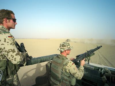 Soldaten einer Fallschirmjäger-Patrouille sichern den Nahbereich des Bundeswehr-Feldlagers in Kundus (Archivfoto vom 01.10.2008). Einsatz in Afghanistan