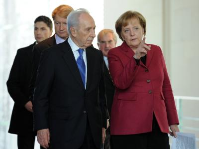 Bundeskanzlerin Angela Merkel (CDU) und der Staatspräsident Israels, Schimon Peres, kommen zur Pressekonferenz. Merkel trifft Peres