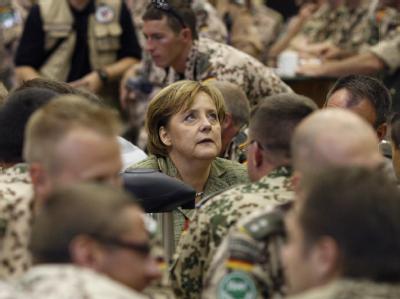 Bundeskanzlerin Angela Merkel (CDU) am 03.11.2007 bei einem Überraschungsbesuch im Camp Marmal in Mazar-i-Sharif (Afghanistan). Merkel in Afghanistan
