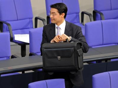 Bundesgesundheitsminister Philipp Rösler (FDP) will die die Ausnahmeregelung zur Weitergabe von Patientendaten verlängern. Rösler