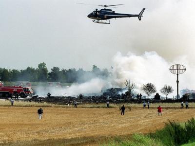 Concorde-Absturz: Weißer Qualm steht im Juli 2000 über der Unglücksstelle. Unglücksort