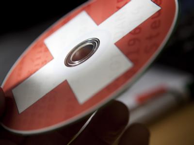 Eine CD mit dem Aufdruck einer Schweizer Fahne als Symbolbild für die Steuerdatei. Datei
