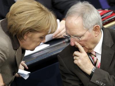 Für Kanzlerin Merkel ist die Sache klar: Der Staat muss sich die gestohlenen Steuerdaten besorgen. Angela Merkel und Wolfgang Schäuble