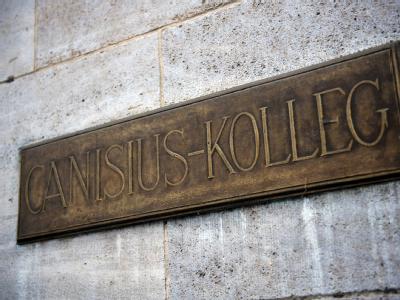 Das Türschild des Berliner Canisius-Kollegs. Berliner Canisius-Kolleg