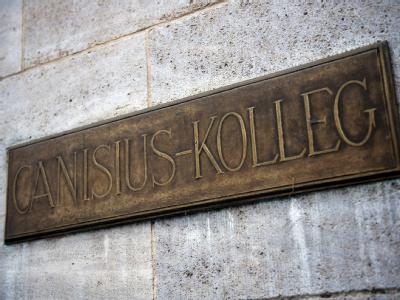 Das Türschild des Berliner Canisius-Kollegs. Canisius-Kolleg