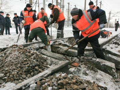 Nach dem Sprengstoffanschlag auf die Bahn in St. Petersburg reparieren Arbeiter die Gleise. Sprengstoffanschlag