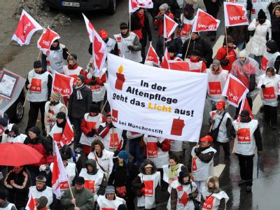 Streikende ziehen in einem Demonstrationszug durch München. Warnstreiks im öffentlichen Dienst