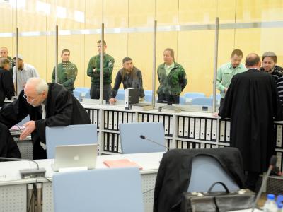 Gespanntes Warten im Oberlandesgericht Düsseldorf: Die Prozessbeteiligten warten auf den Beginn des Verhandlungstages. Warten im Oberlandesgericht Düsseldorf