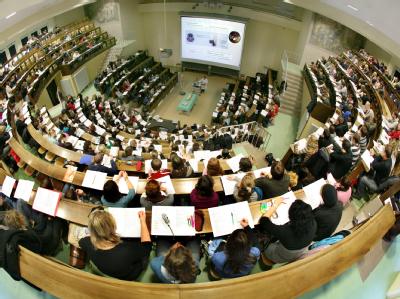 Erstmals seit 1982 gibt es an deutschen Hochschulen wieder mehr Arbeiterkinder. Hörsaal