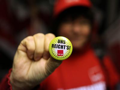 Gewerkschafter legen in Köln während eines Warnstreiks an einem Krankenhaus die Arbeit nieder. Warnstreiks im Öffentlichen Dienst in NRW