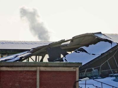 Unter der Schneelast zusammengebrochen ist das Dach einer Halle des Kupferproduzenten Aurubis in Hamburg. Schneemassen lassen Hallendach einstürzen