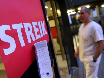 Warnstreiks in zahlreichen Krankenhäusern: Ein Angestellter steht vor dem Klinikum Frankfurt-Höchst in Frankfurt am Main. Warnstreik im Klinikum Frankfurt-Höchst