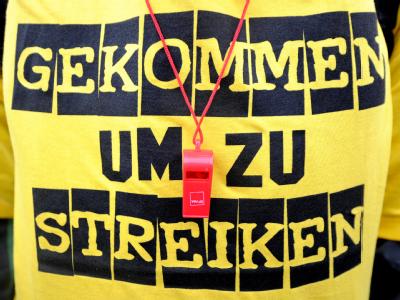 Ein Demonstrant trägt bei einer Kundgebung von Verdi auf dem Römer in Frankfurt am Main ein Streik-T-Shirt. Warnstreiks im öffentlichen Dienst