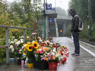Ein Jugendlicher steht am Tatort vor niedergelegten Blumen. S-Bahnhof München-Solln