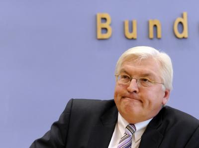 SPD-Fraktionschef Steinmeier bescheinigt der regierenden Koalition nach 100 Tagen einen katastrophalen Start. Er hielt der Koalition Klientelpolitik wegen der Steuerentlastungen auch für das Hotelgewerbe vor. Steinmeier