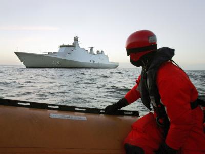 Eine Soldat der dänischen Marine vor der Küste Somalias: Dänische Spezialeinheiten haben ein Handelsschiff geentert, von dem ein Notruf abgesetzt worden war. (Archivbild) Dänische Marine vor Somalia