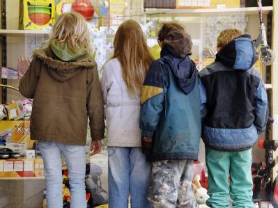 Das Bundesverfassungsgericht in Karlsruhe verkündet sein Urteil zu den Hartz-IV-Regelsätzen für Kinder. Kinder schauen Spielzeug im Schaufenster an