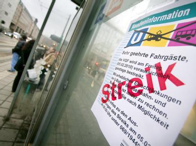 Ein Plakat an einer Haltestelle in Frankfurt am Main weist auf einen Warnstreik bei der lokalen Verkehrsgesellschaft VGF hin. Warnstreiks im öffentlicher Dienst