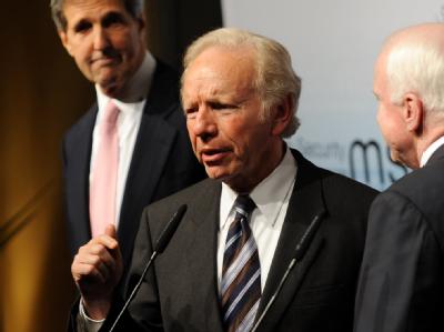US-Senator Joseph Lieberman (M.) spricht bei der 46. Sicherheitskonferenz in München. Lieberman
