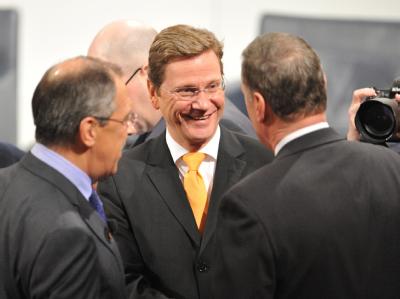 Außenminister Guido Westerwelle mit dem russischen Außenminister Sergej Lawrow (l) und dem Sicherheitsberater des US-Präsidenten James Jones bei der Münchner Sicherheitskonferenz. Münchner Sicherheitskonferenz