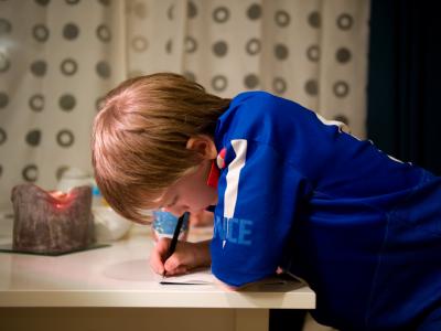 Kosten für Nachhilfeunterricht können nur im besonderen Einzelfall gewährt werden. Voraussetzung hierfür ist, dass es einen besonderen Anlass gibt. Junge