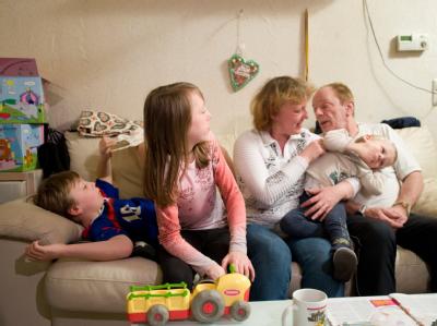 Sie leben von Hartz IV: Familie Kerber-Schiel im Wohnzimmer ihrer Wohnung in Dortmund. Familie Kerber-Schiel