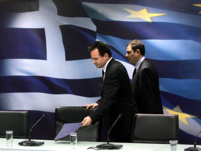 Der griechische Finanzminister George Papakonstantinou (l.) bei der Verkündung des radikalen Sparprogramms. Finanzminister Papakonstantinou