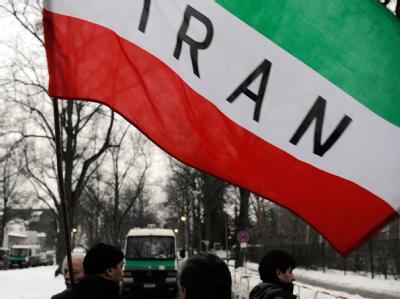Iranische Oppositionelle demonstrieren nahe der Botschaft ihres Heimatlands in Berlin. Zum Jahrestag der islamischen Revolution werden neue Massenproteste erwartet. Iran-Demonstration