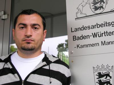 Mehmet Güler vor dem Gericht in Mannheim: Der Rechtsstreit um den Müllmann, dem wegen des angeblichen Diebstahls eines ausrangierten Kinderbettchens gekündigt wurde, geht in die zweite Runde. (Archivbild) «Bettchenklau»-Prozess