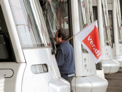 Ein Verdi-Mitglied geht am 4. Februar bei einem Warnstreik durch die Straßenbahnhalle der Rheinbahn in Düsseldorf. Warnstreik