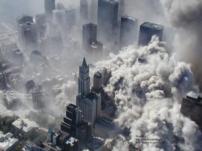 Momente des Schreckens: Einer der Türme des World Trade Centers stürzt in sich zusammen. Foto: New York City Police/ABC News (www.abcnews.go.com) Neue dramatische Fotos von 9/11