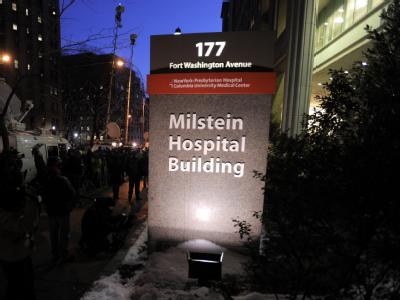 Journalisten vor der Klinik in New York. Ex-US-Präsident Bill Clinton hatte sich einer Notoperation unterziehen müssen. Klinik in New York