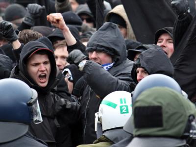 Neonazis schreien ihre Parolen. Neonazi-Versammlung